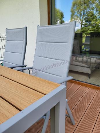 Zestaw mebli na taras ze stołem obiadowym i składanymi krzesłami - Kanbery Wood Silver 6+1