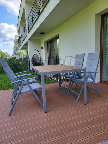Zestaw mebli na taras ze stołem obiadowym i składanymi krzesłami - Kanbery Wood Silver 6+1