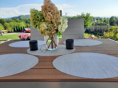 Zestaw mebli na taras ze stołem obiadowym i składanymi krzesłami - Kanbery Wood Silver 6+1