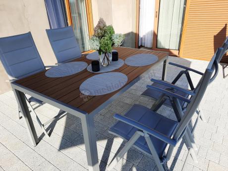 Zestaw mebli na taras ze stołem obiadowym i składanymi krzesłami - Kanbery Wood Silver 6+1