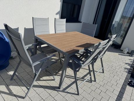 Zestaw mebli na taras ze stołem obiadowym i składanymi krzesłami - Kanbery Wood Silver 6+1