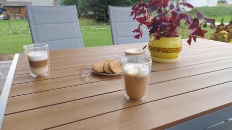 Zestaw mebli na taras ze stołem obiadowym i składanymi krzesłami - Kanbery Wood Silver 6+1