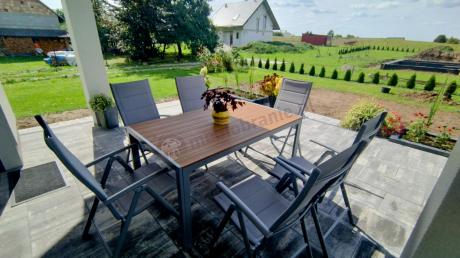 Zestaw mebli na taras ze stołem obiadowym i składanymi krzesłami - Kanbery Wood Silver 6+1