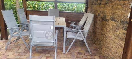 Zestaw mebli na taras ze stołem obiadowym i składanymi krzesłami - Kanbery Wood Silver 6+1