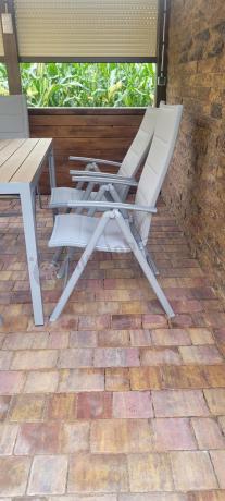 Zestaw mebli na taras ze stołem obiadowym i składanymi krzesłami - Kanbery Wood Silver 6+1