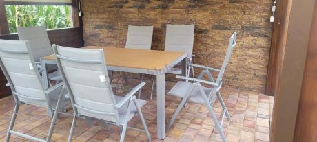 Zestaw mebli na taras ze stołem obiadowym i składanymi krzesłami - Kanbery Wood Silver 6+1