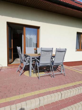 Zestaw mebli na taras ze stołem obiadowym i składanymi krzesłami - Kanbery Wood Silver 6+1