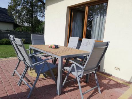 Zestaw mebli na taras ze stołem obiadowym i składanymi krzesłami - Kanbery Wood Silver 6+1