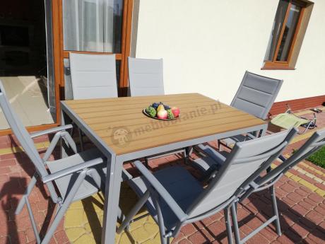 Zestaw mebli na taras ze stołem obiadowym i składanymi krzesłami - Kanbery Wood Silver 6+1