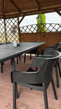 Zestaw mebli obiadowych dla 10 osób Kantara Modern z rozkładanym stołem 160-240 cm i 10 sztaplowanymi krzesłami