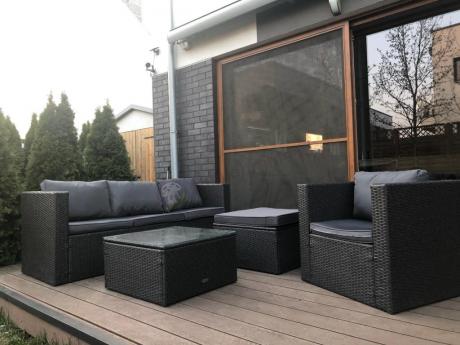 Ciemnoszary zestaw mebli ogrodowych ze stolikiem kawowym