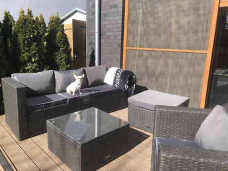 Ciemnoszary zestaw mebli ogrodowych ze stolikiem kawowym