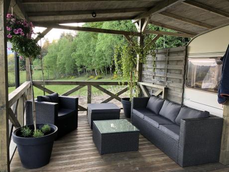 Ciemnoszary zestaw mebli ogrodowych ze stolikiem kawowym