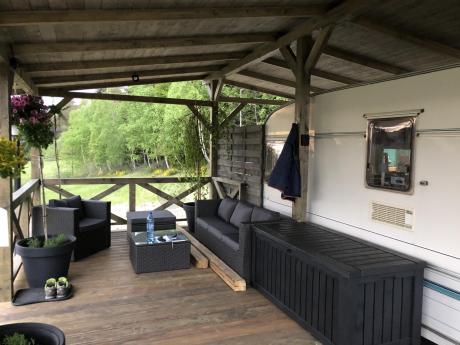 Ciemnoszary zestaw mebli ogrodowych ze stolikiem kawowym