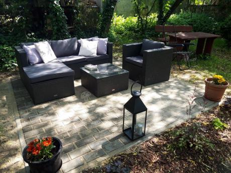 Ciemnoszary zestaw mebli ogrodowych ze stolikiem kawowym