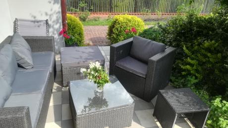 Ciemnoszary zestaw mebli ogrodowych ze stolikiem kawowym