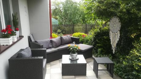 Ciemnoszary zestaw mebli ogrodowych ze stolikiem kawowym