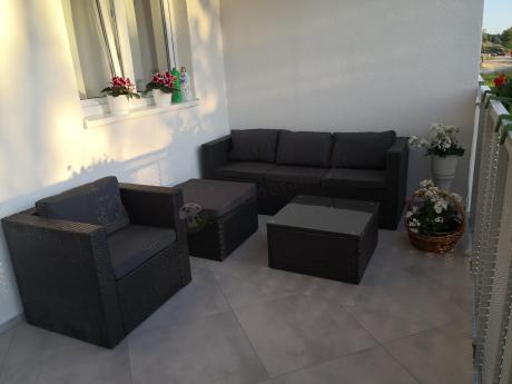 Ciemnoszary zestaw mebli ogrodowych ze stolikiem kawowym