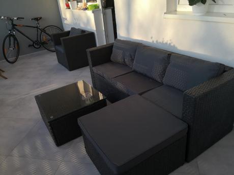 Ciemnoszary zestaw mebli ogrodowych ze stolikiem kawowym