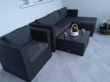 Ciemnoszary zestaw mebli ogrodowych ze stolikiem kawowym