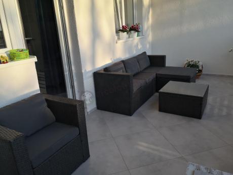 Ciemnoszary zestaw mebli ogrodowych ze stolikiem kawowym