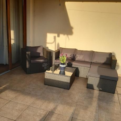 Ciemnoszary zestaw mebli ogrodowych ze stolikiem kawowym