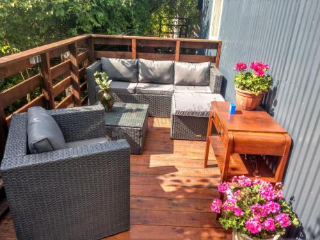 Ciemnoszary zestaw mebli ogrodowych ze stolikiem kawowym