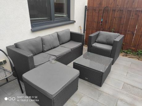 Ciemnoszary zestaw mebli ogrodowych ze stolikiem kawowym