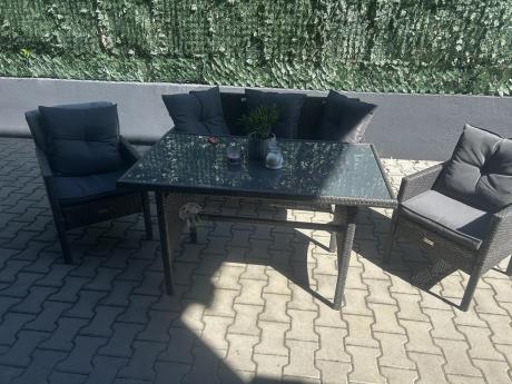 Zestaw mebli ogrodowych z technorattanu z 2 sofami, 2 fotelami i stołem Torino Grande antracyt