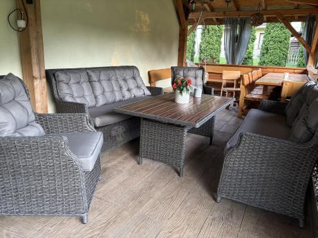 Zestaw mebli technorattanowych premium dla 8 osób z dwiema sofami i dużym stołem polywood - Fiorento Antracite