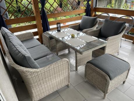 Zestaw mebli technorattanowych z sofą 180cm, fotelami, pufami i wysokim stołem Novici Dining Creme