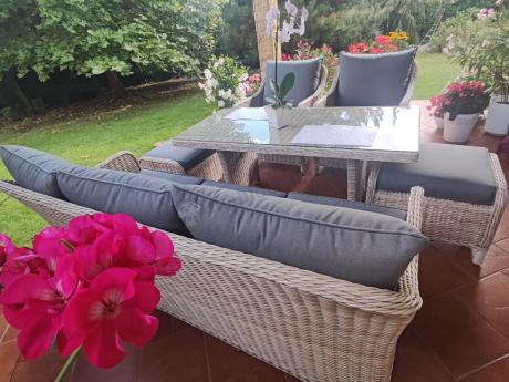 Zestaw mebli technorattanowych z sofą 180cm, fotelami, pufami i wysokim stołem Novici Dining Creme