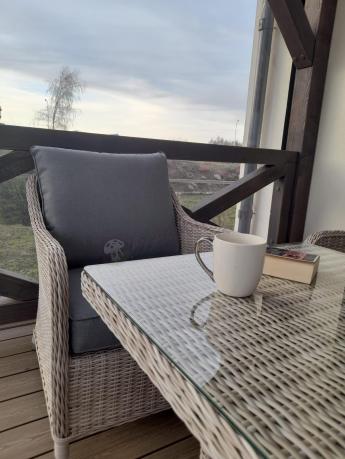 Zestaw mebli technorattanowych z sofą 180cm, fotelami, pufami i wysokim stołem Novici Dining Creme