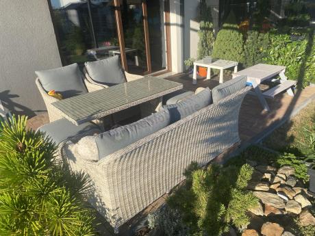 Zestaw mebli technorattanowych z sofą 180cm, fotelami, pufami i wysokim stołem Novici Dining Creme