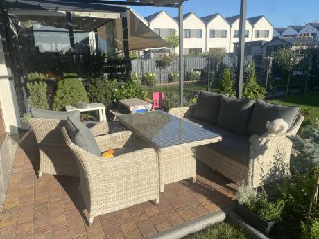 Zestaw mebli technorattanowych z sofą 180cm, fotelami, pufami i wysokim stołem Novici Dining Creme