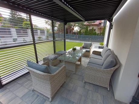 Zestaw mebli technorattanowych z sofą 180cm, fotelami, pufami i wysokim stołem Novici Dining Creme