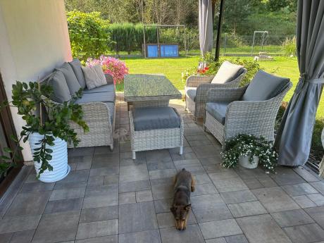 Zestaw mebli technorattanowych z sofą 180cm, fotelami, pufami i wysokim stołem Novici Dining Creme