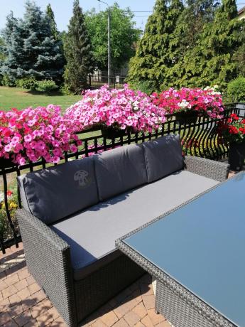 Zestaw mebli z sofą 186cm, wysokim stołem, fotelami i pufami Cofete Dining – Anthracite