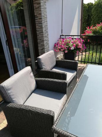 Zestaw mebli z sofą 186cm, wysokim stołem, fotelami i pufami Cofete Dining – Anthracite