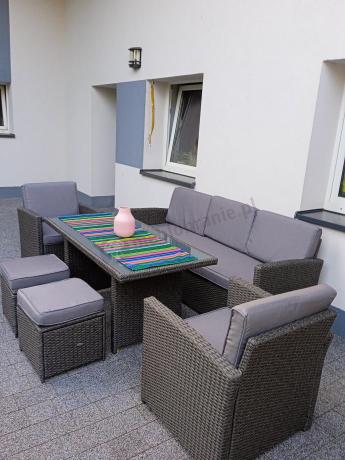 Zestaw mebli z sofą 186cm, wysokim stołem, fotelami i pufami Cofete Dining – Anthracite