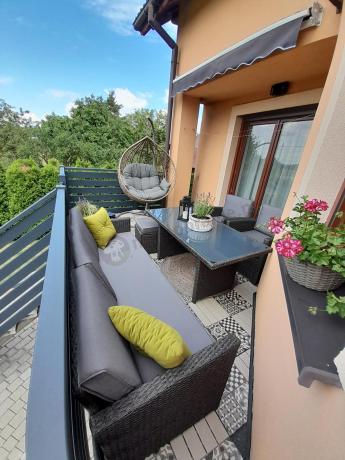 Zestaw mebli z sofą 186cm, wysokim stołem, fotelami i pufami Cofete Dining – Anthracite