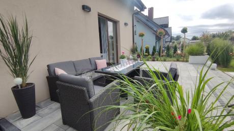 Zestaw mebli z sofą 186cm, wysokim stołem, fotelami i pufami Cofete Dining – Anthracite