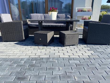 Zestaw mebli z sofą 186cm, wysokim stołem, fotelami i pufami Cofete Dining – Anthracite