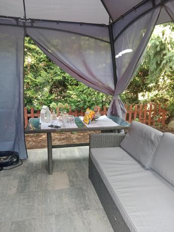 Zestaw mebli z sofą 186cm, wysokim stołem, fotelami i pufami Cofete Dining – Anthracite