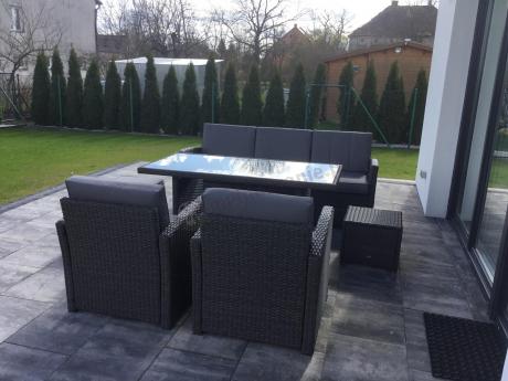 Zestaw mebli z sofą 186cm, wysokim stołem, fotelami i pufami Cofete Dining – Anthracite