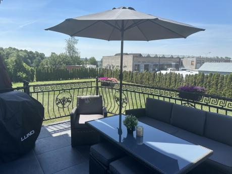 Zestaw mebli z sofą 186cm, wysokim stołem, fotelami i pufami Cofete Dining – Anthracite