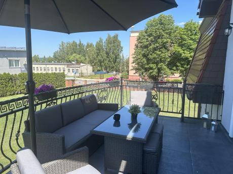 Zestaw mebli z sofą 186cm, wysokim stołem, fotelami i pufami Cofete Dining – Anthracite