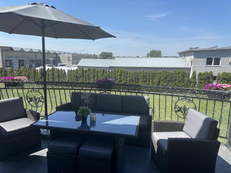 Zestaw mebli z sofą 186cm, wysokim stołem, fotelami i pufami Cofete Dining – Anthracite
