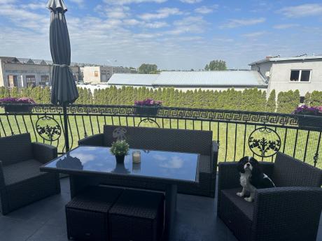 Zestaw mebli z sofą 186cm, wysokim stołem, fotelami i pufami Cofete Dining – Anthracite