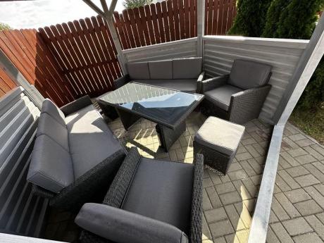 Zestaw mebli z sofą 186cm, wysokim stołem, fotelami i pufami Cofete Dining – Anthracite